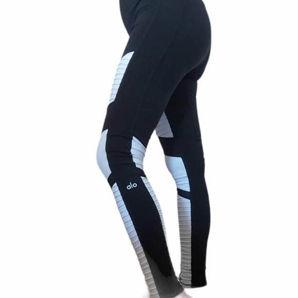 ALO Yoga  leggings . - Picture 7 of 14